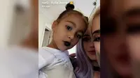 North West dan tante-tantenya saat menggunakan makeup (Snapchat/Kaylie Jenner)