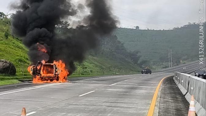 Saat Perjalanan Lebaran Berubah Mencekam, Mobil Terbakar di Tol Salatiga
