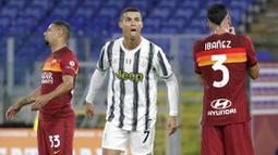 1. Cristiano Ronaldo - Megabintang Juventus itu dinyatakan terpapar virus corona pada Selasa (13/10/2020). Meski tidak menunjukan gejala apapun, kapten Timnas Portugal itu dikonfirmasi positif Covid-19 setelah menjalani tes swab. (AP/Gregorio Borgia)
