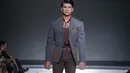 Seorang model berjalan di atas catwalk memperagakan koleksi rancangan Musa Widyatmodjo bertema "Luxury Man" di ajang JFFF di Jakarta, Jumat (22/5/2015). Rancangan Musa Widyatmodjo bertema "Luxury Man". (Liputan6.com/Faizal Fanani)
