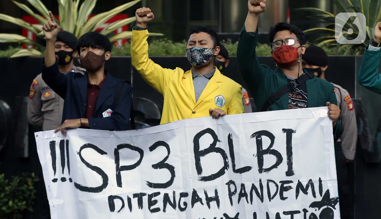 Mahasiswa yang tergabung dalam Aliansi BEM Seluruh Indonesia melakukan unjuk rasa di depan Gedung KPK, Jakarta, Jumat (9/4/2021). Mereka mempertanyakan penerbitan SP3 terkait kasus dugaan korupsi BLBI untuk Sjamsul Nursalim dan istrinya, Itjih Sjamsul Nursalim. (Liputan6.com/Helmi Fithriansyah)