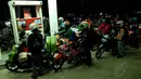 Antrean di salah satu pom bensin kawasan Karawang ini bisa mencapai 1 hingga 2 kilometer, Jumat (25/7/14). (Liputan6.com/Miftahul Hayat)