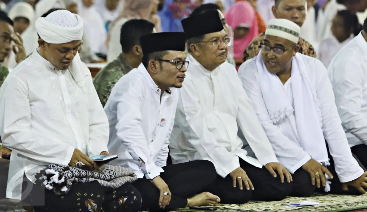 Wapres Jusuf Kalla (kedua kanan) berbincang dengan Menaker Hanif Dhakiri (kedua kiri) ketika menghadiri zikir dan tausiah akbar di Masjid Istiqlal, Jakarta, Rabu (14/10). Kegiatan itu dalam rangka Tahun Baru Islam 1437 H. (Liputan6.com/Immanuel Antonius)