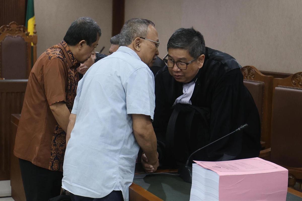 FOTO: Tiga Terdakwa Kasus  Korupsi Minyak Mentah  Dituntut Penjara 8 Tahun hingga 14 Tahun