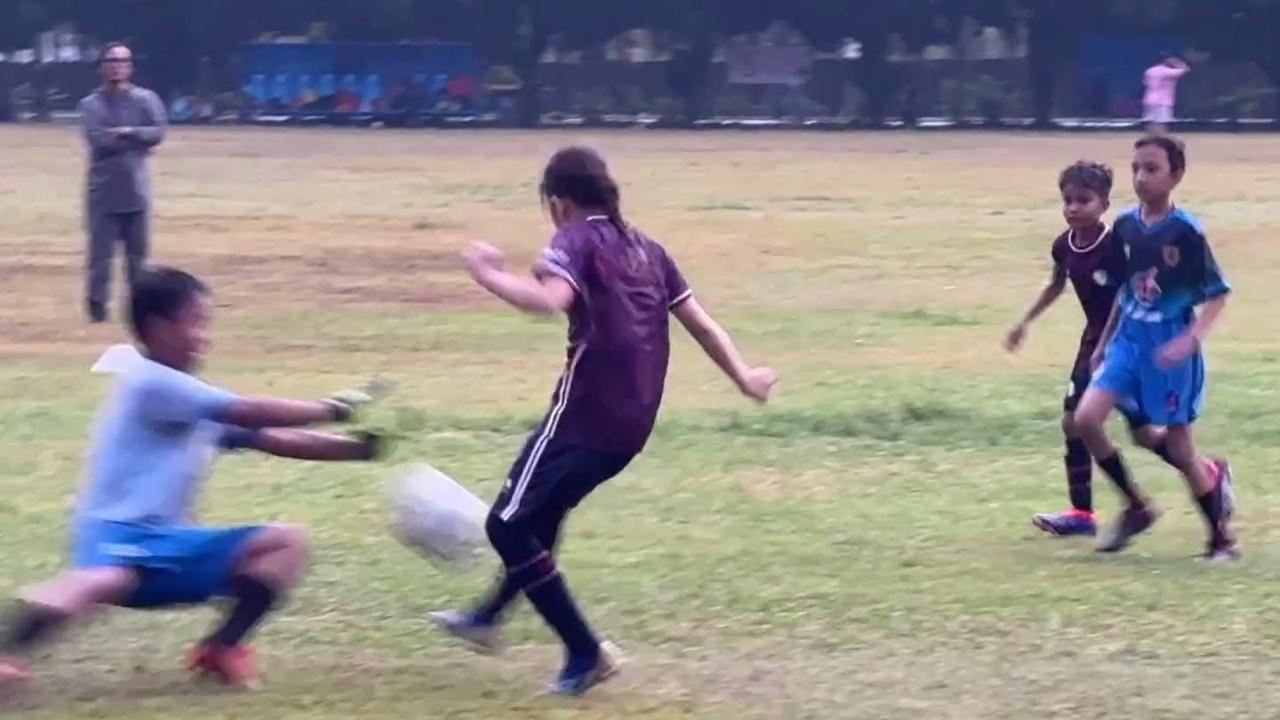 Aksi Kala Madali Anak Zaskia Adya Mecca Tanding Bola di Lapangan, Teman Setim dan Lawan Laki-Laki Semua