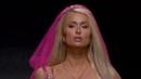 <p>Akun Versace juga membagikan momen saat Paris Hilton melenggang di catwalk. Disebutkan bahwa Paris Hilton yang hadir dalam penutup acara ini dengan gaun pengantin yang dihiasi kristal Swarovski pink bergaya tropis dan dipercantik renda. (Foto: Instagram/ versace)</p>
