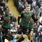 Gelandang Manchester City, Kevin De Bruyne, mengontrol bola ke gawang Aston Villa pada laga Premier League 2019 di Stadion Etihad, Sabtu (26/10). Manchester City menang 3-0 atas Aston Villa. (AP/Rui Vieira)