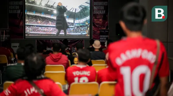 Tayangan layar ekspresi kecewa pelatih Manchester United, Erik ten Hag ketika timnya kebobolan oleh pemain Manchester City saat Roaring Night Liga Inggris yang berlangsung di Hotel IBIS Style, Tanah Abang, Jakarta, Minggu (03/03/2024). (Bola.com/Bagaskara Lazuardi)