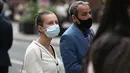 Pembelanja yang mengenakan masker untuk memerangi penyebaran virus corona terlihat di Oxford Street di pusat kota London, Senin (5/7/2021). PM Boris Johnson telah menetapkan rencana mengakhiri pembatasan sosial dan ekonomi terkait COVID-19 di Inggris pada 19 Juli 2021. (DANIEL LEAL-OLIVAS/AFP)