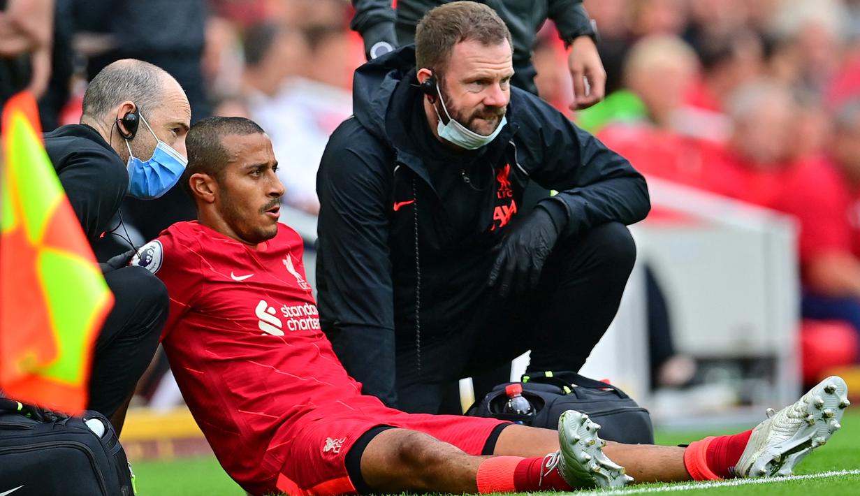 Thiago Alcantara. Pemain asal Spanyol yang kini memasuki musim ke-2 bersama Liverpool ini baru tampil 14 kali di semua ajang musim ini dengan torehan 2 gol dan 1 assist. Ia rentan cedera di daerah betis, dan yang terbaru dirinya terkena COVID-19 sehingga harus absen beberapa laga. (AFP/Paul Ellis)