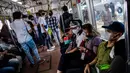 Sejumlah penumpang naik kereta rel listrik (KRL) di Stasiun Manggarai, Jakarta, Kamis (19/5/2022). PT Kereta Commuter Indonesia (KAI Commuter) membuat aturan baru tentang perjalanan KRL di wilayah Jabodetabek, yakni menambah kapasitas penumpang menjadi 80 persen. (Liputan6.com/Faizal Fanani)