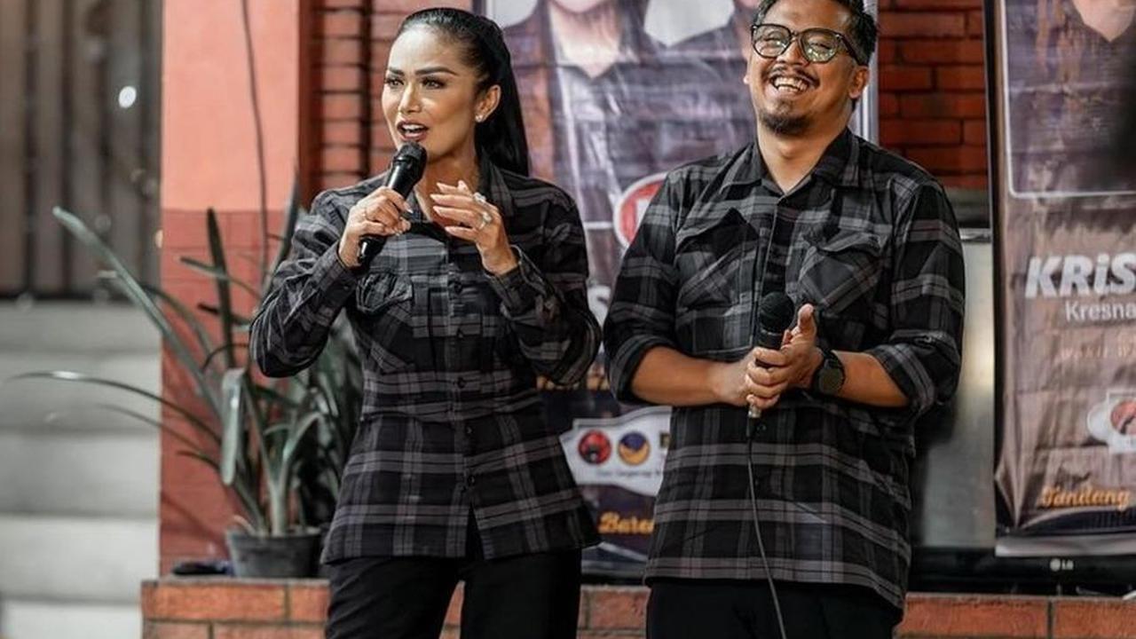 Dalam unggahan media sosialnya, Kris Dayanti terlihat tengah berkampanye bersama pasangan calonnya, Mas Dewa, dengan caption, "Semangat Kebersamaan: Dialog Produktif bersama KRIDA (Kris Dayanti - Dewa)."<br>