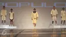 Sejumlah Model membawakan busana Populo Batik karya Desainer Bai Soemarlono dan Joseph Lim pada Fashion Show yang di selenggarakan di Senayan City, Jumat Malam, (3/6). Para model membawakan Busana Batik yang modern. (Liputan6.com/Johan Tallo)