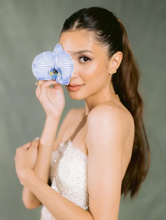 Bagian bustier dihiasi dengan payet yang memberi tampilan spesial di hari istimewa. [@venemapictures]