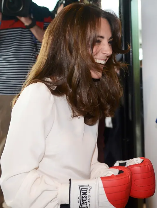 Duchess of Cambridge, Kate Middleton bermain tinju saat acara Heads Together di Stratford , London Timur , Inggris, 16 Mei 2016. Kate hadir di acara ini ditemani oleh suaminya Pangeran William dan saudara iparnya Harry. (REUTERS / Jeremy Selwyn)