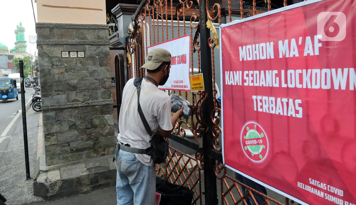 Kurir mengantarkan paket di kawasan Intan Berduri, Sumur Batu, Jakarta, Rabu (9/06/2021). Kelurahan Sumur Batu memberlakukan mikro lockdown di RT 1, RT 2 dan RT di RW 03 setelah 34 warga positif COVID-19. (Liputan6.com/Herman Zakharia)