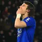 Bek Leicester, Caglar Soyuncu, tampak kecewa usai dikalahkan Manchester City pada laga Piala Liga di Stadion King Power, Leicester, Selasa (18/12). Leicester kalah adu penalti dari City. (AFP/Lindsey Parnaby)