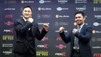 Politisi Filipina dan mantan petinju Manny Pacquiao (kanan) dan seniman bela diri Korea Selatan D.K. Yoo berpose saat konferensi pers di Pusat Pers, Seoul, Korea Selatan, Selasa (11/10/2022). Manny Pacquiao akan bertanding melawan D.K. Yoo pada 11 Desember. (AP Photo/Ahn Young-joon)