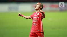 Gelandang Persija Jakarta, Riko Simanjuntak, melakukan selebrasi setelah mencetak gol ke gawang Persib Bandung dalam laga tunda pekan ke-28 BRI Liga 1 2022/2023 di Stadion Patriot Candrabhaga, Bekasi, Jumat (31/3/2023). (Bola.com/M Iqbal Ichsan)