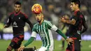 Alvaro Vadillo (tengah) menunjukkan performa yang menjanjikan bersama Real Betis. Hal itu membuatnya disebut-sebut akan menjadi penerus Cristiano Ronaldo. Sayangnya, karier Vadillo tidak berkembang karena sempat mengalami cedera parah. (AFP/Cristina Quicler)