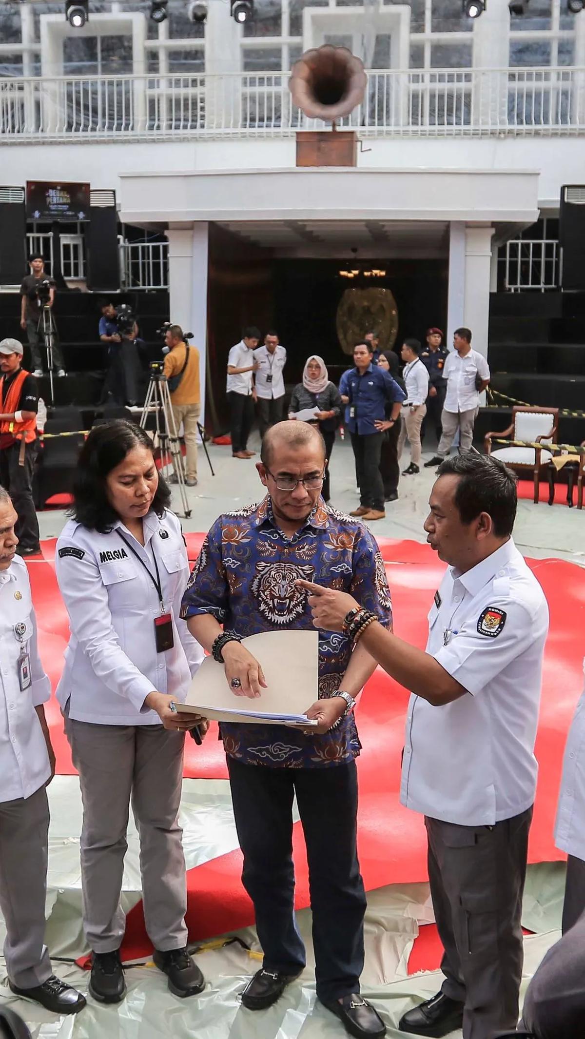 Debat pertama akan membahas tema tentang 'Hukum, HAM, Pemerintahan, Pemberantasan Korupsi, dan Penguatan Demokrasi'.<br>