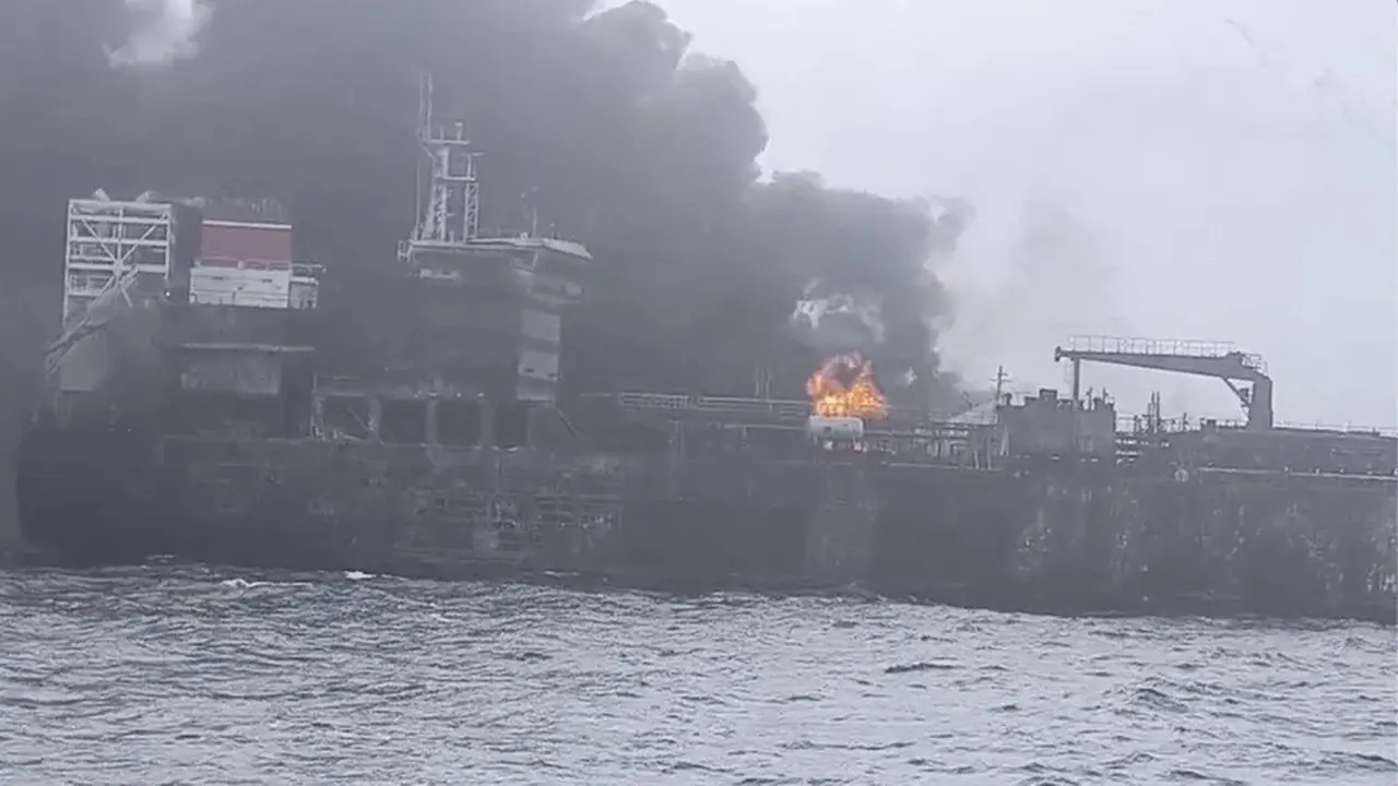 Dalam gambar yang diambil dari video Denys Mezentsev, kru penyelamat bekerja di lokasi setelah sebuah kapal kargo ditabrak oleh sebuah kapal tanker yang membawa bahan bakar jet untuk militer AS di lepas pantai timur Inggris, Senin, (10/3/2025).
