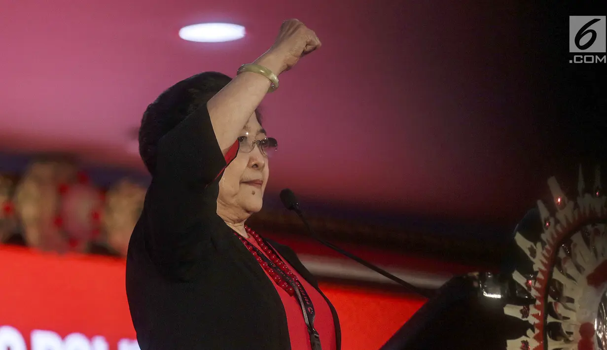 Ketum PDIP Megawati Soekarnoputri memberikan pidato saat mengahadiri pembukaan Kongres V PDIP di Grand Inna Beach, Sanur, Bali, Kamis (8/8/2019). Dalam sambutannya Megawati menyampaikan pesan Bung Karno akan pentingnya menjaga keutuhan bangsa saat Pemilu. (Liputan6.com/Johan Tallo)