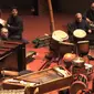 Stewart Copeland memang lebih dikenal sebagai drummer band The Police, tetapi ia mampu membawa gamelan ke panggung orkestra,