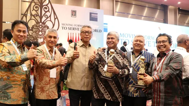 Wakil Presiden RI Jusuf Kalla menganugerahkan Primaduta Award saat pembukaan TEI ke 34 tahun 2019. Dok Konjen KJRI Jeddah