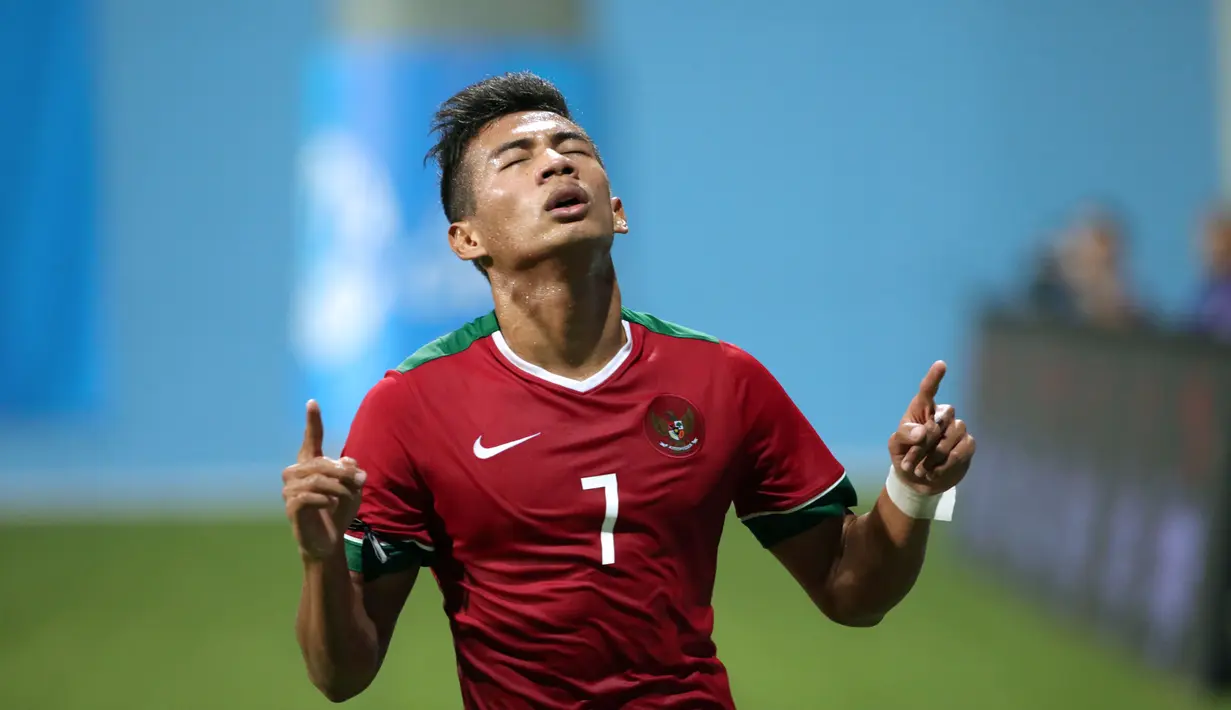 Ekspresi gelandang timnas Indonesia U-23, Ahmad Nufiandani saat gagal menjebol gawang Kamboja di penyisihan Grup A Sea Games 2015 di Stadion Jalan Besar, Singapura, Sabtu (6/6/2015). Indonesia unggul 6-1 atas Kamboja. (Liputan6.com/Helmi Fithriansyah)