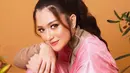 Di sini, Nathalie Holscher tampil dengan balutan outfit pink. Makeup bold bernuansa kecokelatan yang hangat, berpadu dengan highlighter yang membuat penampilannya semakin bercahaya bak dewi. Rambut panjangnya ditata high ponytail, menyisakan beberapa helai di bagian depan sebagai poni. Foto: Instagram.