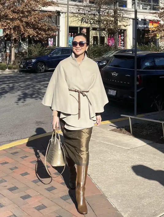 Mengenakan cape, ia juga tampak begitu sempurna menampilkan gaya yang sangat berkelas. [Foto: Ayu Heni Rosan/ Instagram]