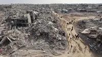 Menyusul pemberlakuan kesepakatan gencatan antara Israel dan milisi Hamas dimulai pada pukul 11.15 waktu setempat, ribuan pengungsi Palestina mulai kembali ke rumah atau tempat asal mereka pada Minggu (19/1/2025). (Omar AL-QATTAA/AFP)