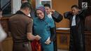 Terdakwa kasus dugaan penyebaran berita bohong, Ratna Sarumpaet memakai rompi tahanan saat sidang lanjutan di PN Jakarta Selatan, Selasa (19/3). Sidang Ratna Sarumpaet mengagendakan pembacaan putusan sela. (Liputan6.com/Faizal Fanani)