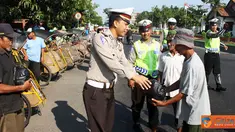 Citizen6, Kendal: Pembagian sembako tesebut merupakan wujud nyata kepedulian Polres kepada warga sekitar selain sebagai syukuran atas HUT Satlantas. (Pengirim: Aryo Widiyanto) 