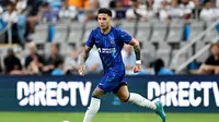 Enzo Fernandez menggiring bola saat Chelsea menghadapi Real Madrid pada uji coba terakhir di Amerika Serikat. (Bola.com/Dok. Chelsea)