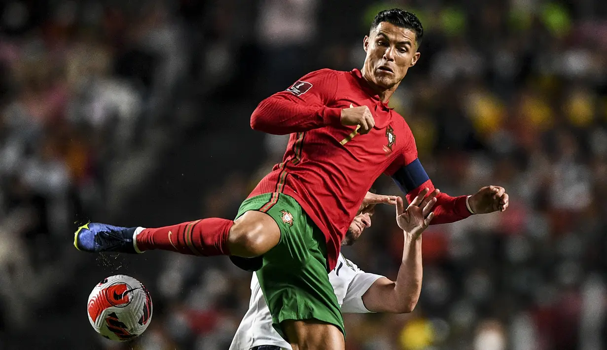 Tak lama berselang Cristiano Ronaldo mempunyai peluang menggandakan keunggulan Portugal. Sayang, tendangan bebasnya masih melambung tipis di atas mistar gawang Serbia yang dikawal Predrag Rajkovic. (AFP/Patricia De Melo Moreira)