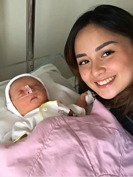 Perasaan campur aduk saat buah hatinya lahir harus menjalani perawatan. Begitu juga yang dirasakan oleh pemeran film Cinta Selamanya, Joanna Alexandra. Bahkan ia tak henti-hentinya menanggis. (Instagram/joannaalexandra)