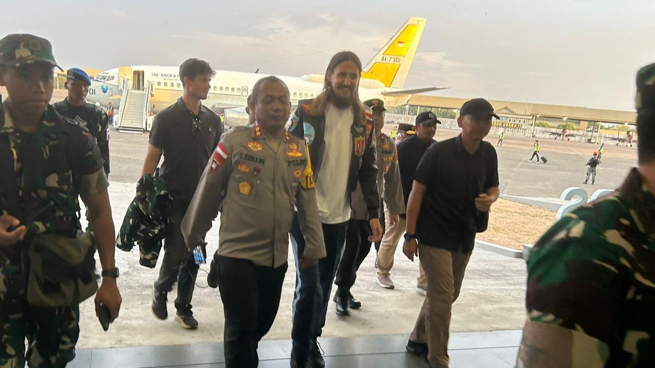 Video Detik-Detik Pilot Susi Air Kapten Philip Dibebaskan KKB, Sambil Gendong Ayam Jago