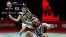 Pasangan China Taipe membuat Marcus/Kevin dalam tekanan berat. Gim pertama menjadi milik mereka, 21-18. (AP Photo/Dita Alangkara)