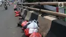 Kantong plastik berisi sampah tergeletak di jalan layang Jalan Raya Bogor, Kabupaten Bogor, Senin (1/6/2020). Minimnya lokasi penampungan sampah semenatara dan kesadaran warga untuk membuang sampah pada tempatnya menjadikan area ini kerap dipenuhi timbunan sampah. (Liputan6.com/Helmi Fihtriansyah)