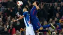 Pemain Barcelona Luis Suarez berebut bola dengan bek Spanyol Espanyol Marc Navarro pada laga leg kedua perempat final Copa del Rey di Camp Nou, Kamis (25/1). Barcelona memetik kemenangan dua gol tanpa balas atas lawannya. (AFP PHOTO/LLUIS GENE)