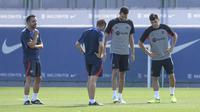 (Dari kiri) Pelatih Barcelona Spanyol Xavi, gelandang Barcelona Sergio Busquets dan gelandang Barcelona Pedri menghadiri sesi latihan di Ciudad Deportiva dekat Barcelona, Selasa (6/9/2022).  Barcelona akan ditantang Viktoria Plzen pada matchday 1 Grup C Liga Champions 2022/2023, Kamis 8 September 2022 dini hari WIB. (Photo by Josep LAGO / AFP)
