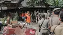 Petugas Satpol PP mengevakuasi barang milik penghuni saat penggusuran di Rawasari Selatan, Jakarta, Kamis (23/7/2015). Tampak upaya petugas saat melakukan pengusuran di  Rawasari Selatan. (Liputan6.com/Faizal Fanani)