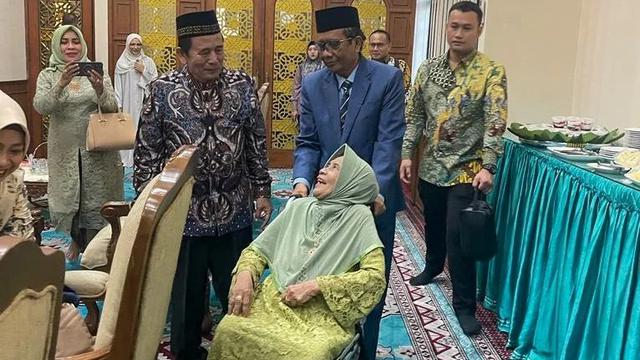 6 Potret Kebersamaan Mahfud MD dan Sang Ibunda, Selalu Memuliakan Ibu