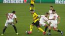 Pemain Borussia Dortmund, Jadon Sancho, melewati pemain Sevilla, Nemanja Gudelj, pada laga Liga Champions di Stadion Ramon Sanchez Pizjuan, Kamis (18/2/2021). Dortmund menang dengan skor 2-3. (AP/Angel Fernandez)