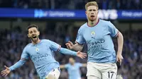 Selebrasi gelandang Kevin De Bruyne (kanan) setelah mencetak gol ke gawang Arsenal pada laga Liga Inggris 2022/2023 di Etihad Stadium, Manchester (26/4/2023). Dari total 29 laga di Liga Inggris musim ini, Kevin De Bruyne menjadi raja assist The Citizens dengan koleksi 18 assist dan menyumbang 7 gol. Sebagian besar assistnya mampu membawa Erling Haaland jadi bomber mematikan di depan gawang lawan. (AP Photo/Dave Thompson)