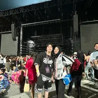 Putri Delina tampil memukau dalam balutan jersey saat menonton konser Bruno Mars. [Foto: Instagram/ Putri Delina]