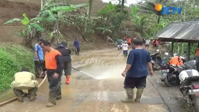 Diguyur hujan deras, tebing di Tasikmalaya longsor, akibatnya ktivitas ekonomi warga lumpuh.