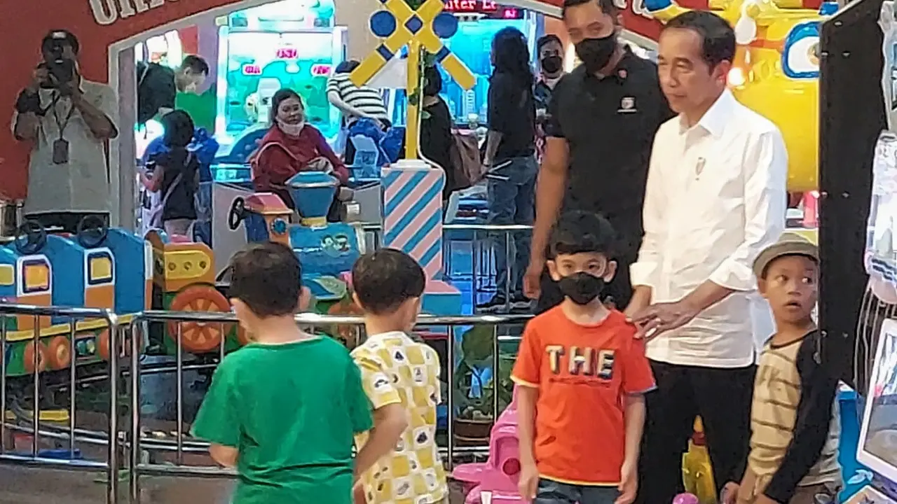 Jokowi Momong Cucu di Solo Paragon Mal
